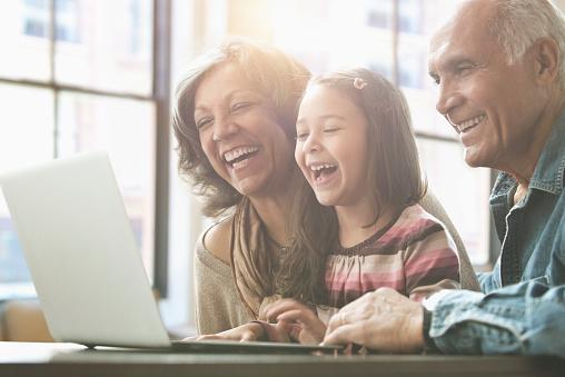 Grands-parents et petite-fille sur ordinateur portable