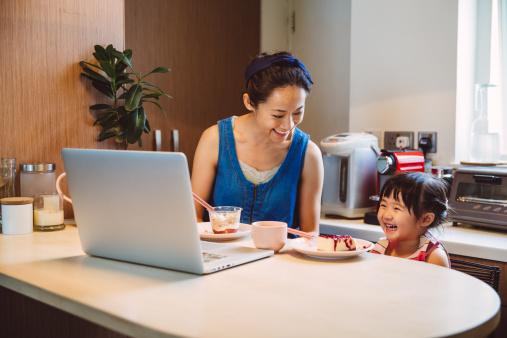 Maman et enfant utilisant un ordinateur portable