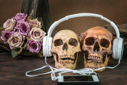 Crâne de couple écoutant de la musique