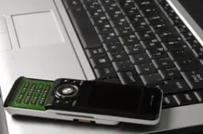 Image d'un ordinateur portable et d'un téléphone portable