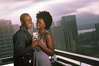 couple flirtant dehors sur balcon