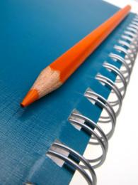 Crayon de couleur et cahier pour écrire des anecdotes