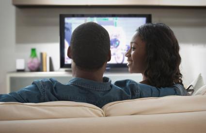 Couple, regarder télévision, sur, sofa
