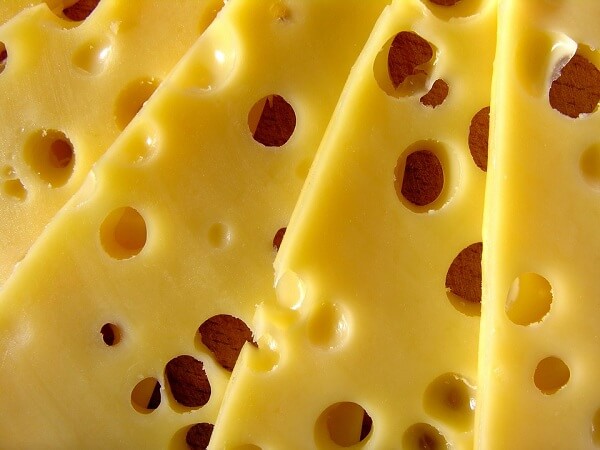 Pourquoi-y-a-des-trous-dans-le-fromage.j