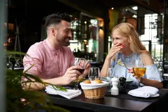Couple riant à la table du restaurant