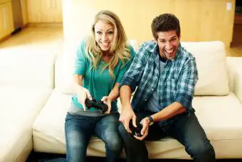 Homme et femme jouant à des jeux vidéo